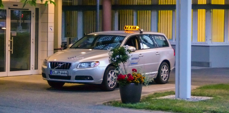 Foto von einem unserer Taxis an einem Eingang